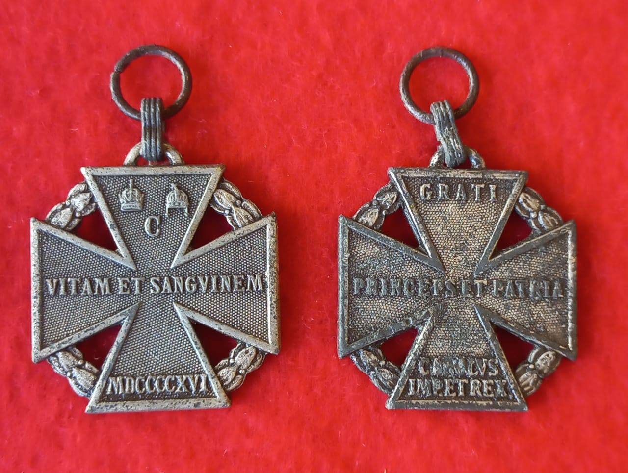 Anverso y reverso de la Karl-Truppenkreuz de Anton Schmidt